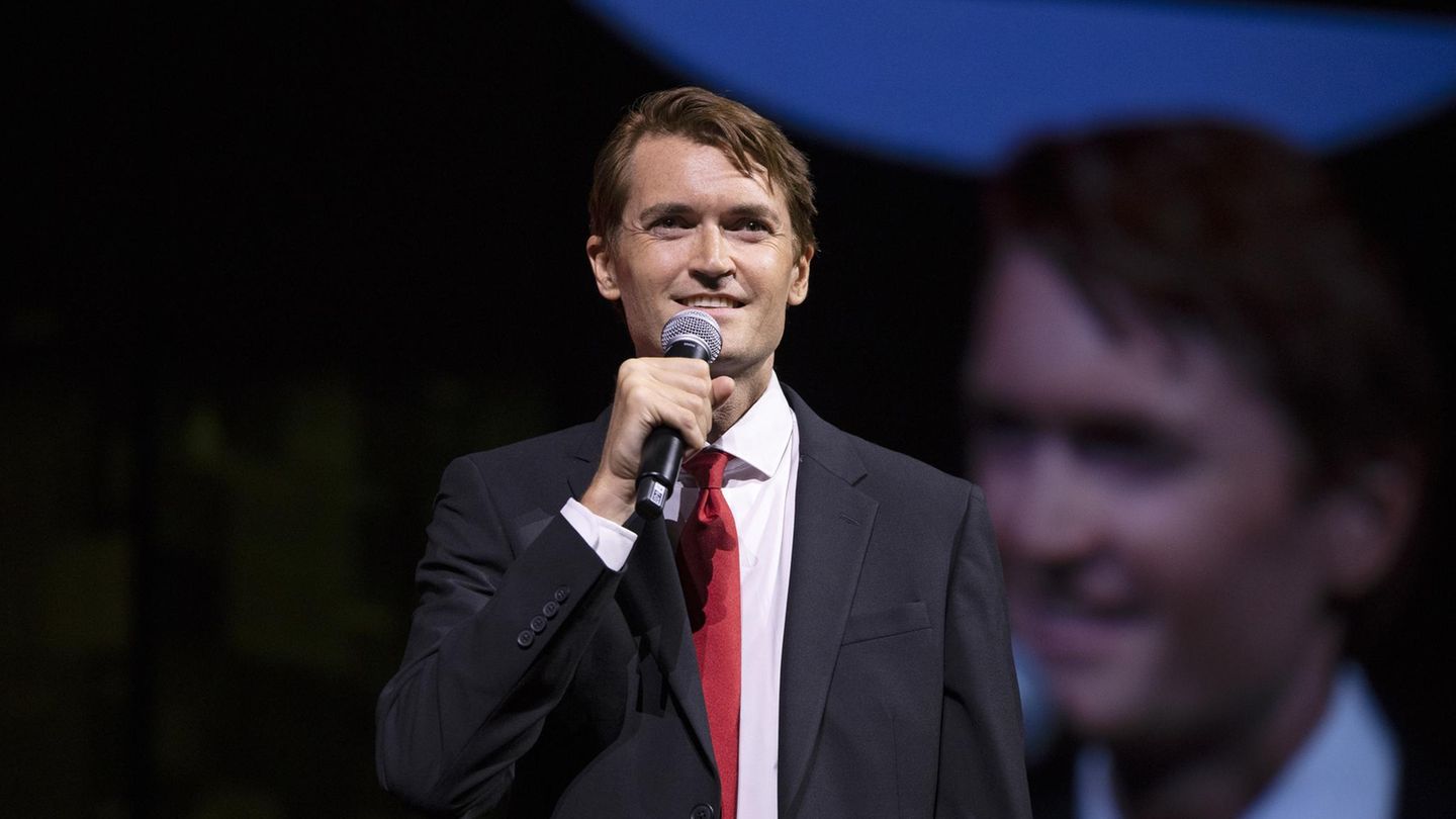 Ross Ulbricht ist ein anderes Kaliber. Der Gründer der Darkweb-Plattform Silk Road war schon vor zehn Jahren wegen Drogenhandels und Geldwäsche schuldig gesprochen worden. Trump begnadigte ihn im Januar vollständig. Vermutlich sind solche Begnadigungen als Dank an eine gewisse Wählerklientel zu verstehen. Libertäre wie Elon Musk hielten die Strafe für Ulbricht seit jeher für übertrieben und die Verurteilung für eine Übergriffigkeit des Staates