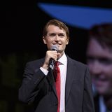 Ross Ulbricht ist ein anderes Kaliber. Der Gründer der Darkweb-Plattform Silk Road war schon vor zehn Jahren wegen Drogenhandels und Geldwäsche schuldig gesprochen worden. Trump begnadigte ihn im Januar vollständig. Vermutlich sind solche Begnadigungen als Dank an eine gewisse Wählerklientel zu verstehen. Libertäre wie Elon Musk hielten die Strafe für Ulbricht seit jeher für übertrieben und die Verurteilung für eine Übergriffigkeit des Staates