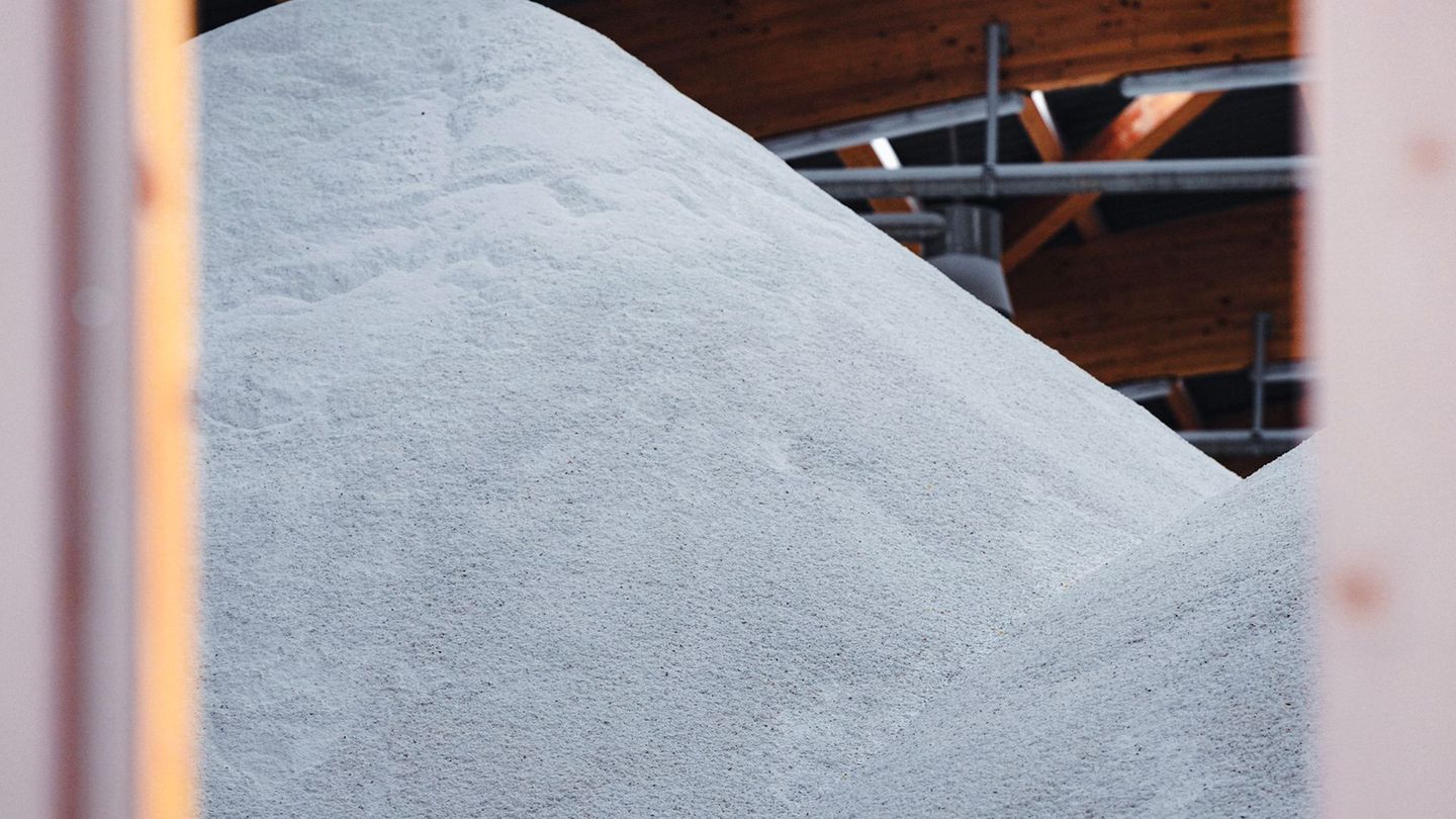 In einer Salzlagerhalle türmt sich das Streumittel für den Winterdienst. (Archivbild) Foto: Soeren Stache/dpa