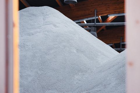 In einer Salzlagerhalle türmt sich das Streumittel für den Winterdienst. (Archivbild) Foto: Soeren Stache/dpa