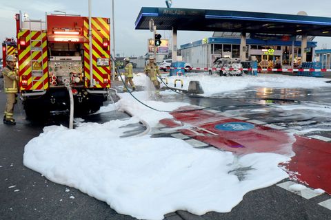 Bei dem Brand an einer Tankstelle wurde laut Polizei niemand verletzt. Foto: Rene Priebe/dpa