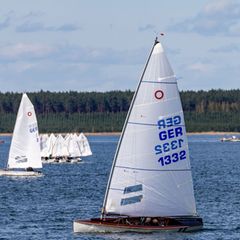 Auf dem Geierswalder See dürfen nun auf weiteren Flächen Boote fahren. (Archivbild) Foto: Frank Hammerschmidt/dpa