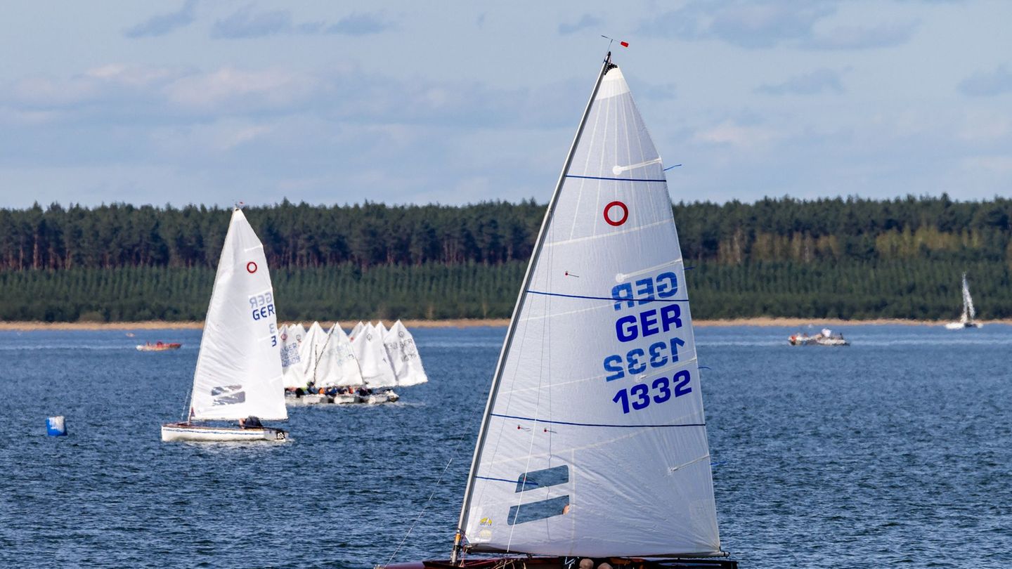 Auf dem Geierswalder See dürfen nun auf weiteren Flächen Boote fahren. (Archivbild) Foto: Frank Hammerschmidt/dpa