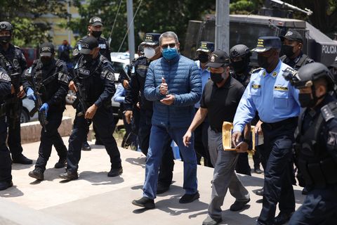 An keiner Personalie wird die Doppelmoral des US-Präsidenten deutlicher als im Fall des Ex-Präsidenten von Honduras. Juan Orlando Hernández saß wegen Drogenschmuggels und Waffenhandels eine 45-jährige Haftstrafe in den USA ab. Aus dem Gefängnis schrieb er einen Bittbrief an den US-Präsidenten ("Eure Exzellenz"). Wichtiger war vermutlich, dass der frühere Trump Berater Roger Stone Fürsprache hielt und Hernández als Opfer einer linken Justiz darstellte. Wieso Trump einen durch die Drogenmafia korrumpierten Politiker freilässt und gleichzeitig den Drogenkartellen in Venezuela den Kampf angesagt, bleibt ungeklärt