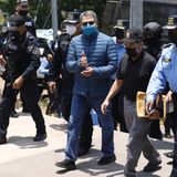 An keiner Personalie wird die Doppelmoral des US-Präsidenten deutlicher als im Fall des Ex-Präsidenten von Honduras. Juan Orlando Hernández saß wegen Drogenschmuggels und Waffenhandels eine 45-jährige Haftstrafe in den USA ab. Aus dem Gefängnis schrieb er einen Bittbrief an den US-Präsidenten ("Eure Exzellenz"). Wichtiger war vermutlich, dass der frühere Trump Berater Roger Stone Fürsprache hielt und Hernández als Opfer einer linken Justiz darstellte. Wieso Trump einen durch die Drogenmafia korrumpierten Politiker freilässt und gleichzeitig den Drogenkartellen in Venezuela den Kampf angesagt, bleibt ungeklärt