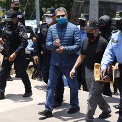 An keiner Personalie wird die Doppelmoral des US-Präsidenten deutlicher als im Fall des Ex-Präsidenten von Honduras. Juan Orlando Hernández saß wegen Drogenschmuggels und Waffenhandels eine 45-jährige Haftstrafe in den USA ab. Aus dem Gefängnis schrieb er einen Bittbrief an den US-Präsidenten ("Eure Exzellenz"). Wichtiger war vermutlich, dass der frühere Trump Berater Roger Stone Fürsprache hielt und Hernández als Opfer einer linken Justiz darstellte. Wieso Trump einen durch die Drogenmafia korrumpierten Politiker freilässt und gleichzeitig den Drogenkartellen in Venezuela den Kampf angesagt, bleibt ungeklärt
