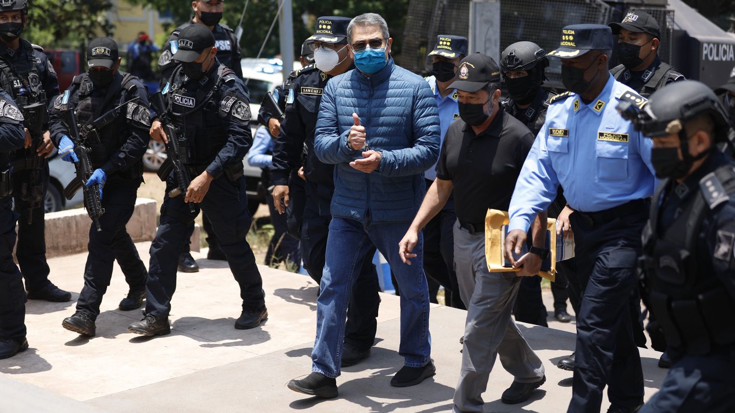 An keiner Personalie wird die Doppelmoral des US-Präsidenten deutlicher als im Fall des Ex-Präsidenten von Honduras. Juan Orlando Hernández saß wegen Drogenschmuggels und Waffenhandels eine 45-jährige Haftstrafe in den USA ab. Aus dem Gefängnis schrieb er einen Bittbrief an den US-Präsidenten ("Eure Exzellenz"). Wichtiger war vermutlich, dass der frühere Trump Berater Roger Stone Fürsprache hielt und Hernández als Opfer einer linken Justiz darstellte. Wieso Trump einen durch die Drogenmafia korrumpierten Politiker freilässt und gleichzeitig den Drogenkartellen in Venezuela den Kampf angesagt, bleibt ungeklärt