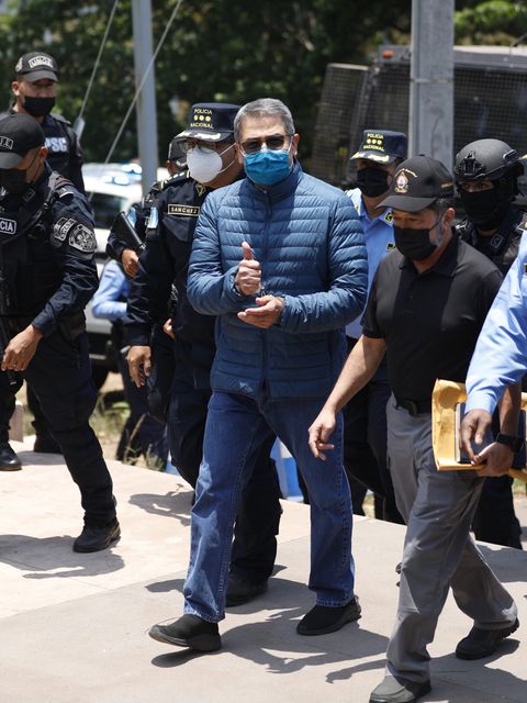 An keiner Personalie wird die Doppelmoral des US-Präsidenten deutlicher als im Fall des Ex-Präsidenten von Honduras. Juan Orlando Hernández saß wegen Drogenschmuggels und Waffenhandels eine 45-jährige Haftstrafe in den USA ab. Aus dem Gefängnis schrieb er einen Bittbrief an den US-Präsidenten ("Eure Exzellenz"). Wichtiger war vermutlich, dass der frühere Trump Berater Roger Stone Fürsprache hielt und Hernández als Opfer einer linken Justiz darstellte. Wieso Trump einen durch die Drogenmafia korrumpierten Politiker freilässt und gleichzeitig den Drogenkartellen in Venezuela den Kampf angesagt, bleibt ungeklärt