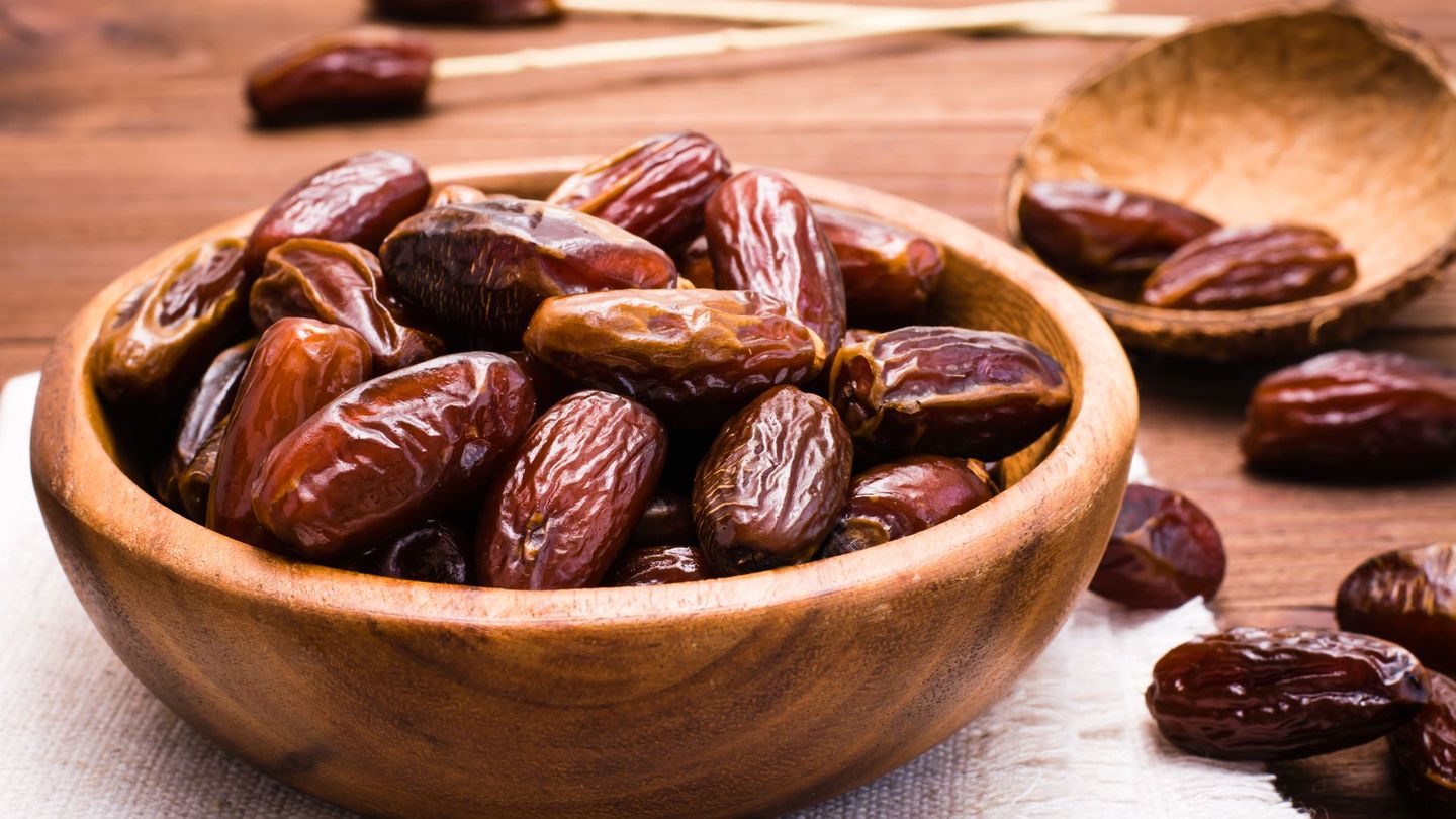Datteln sind gesund und liefern Energie, wichtige Nährstoffe und Ballaststoffe für eine gute Verdauung. Jedoch stecken auch einige Kalorien in ihnen. Wir verraten Ihnen wie viele Datteln pro Tag als unbedenklich gelten und wofür Sie die Früchte im Alltag und in der Küche gut nutzen können.