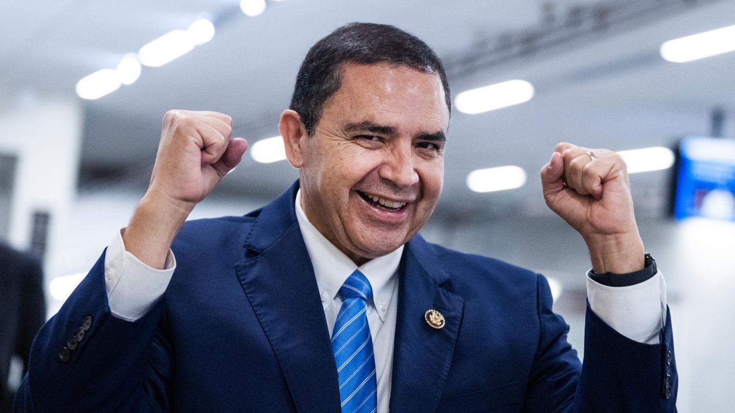 Trump begnadigt sogar demokratische Politiker – wenn sie sich kritisch über Joe Biden geäußert haben. Der Texaner Henry Cuellar und seine Frau waren wegen Bestechung und Geldwäsche angeklagt. Trump begründete die Begnadigung des überführten Straftäters ganz offen politisch, weil Cuellar nicht nur erzkonservativ ist, sondern auch als Biden-Gegner galt. Ziel war es, Cuellar zu einem Parteiwechsel zu animieren. Der aber meldete sich, kaum entlastet, wieder für eine Kandidatur bei den Demokraten an, woraufhin Trump ihm einen "Mangel an Loyalität" vorwarf