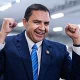 Trump begnadigt sogar demokratische Politiker – wenn sie sich kritisch über Joe Biden geäußert haben. Der Texaner Henry Cuellar und seine Frau waren wegen Bestechung und Geldwäsche angeklagt. Trump begründete die Begnadigung des überführten Straftäters ganz offen politisch, weil Cuellar nicht nur erzkonservativ ist, sondern auch als Biden-Gegner galt. Ziel war es, Cuellar zu einem Parteiwechsel zu animieren. Der aber meldete sich, kaum entlastet, wieder für eine Kandidatur bei den Demokraten an, woraufhin Trump ihm einen "Mangel an Loyalität" vorwarf