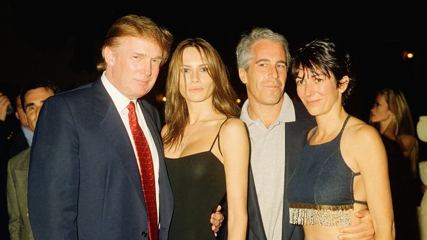Ghislaine Maxwell (rechts neben Jeffrey Epstein, Melania und Donad Trump im Jahr 2000), die Partnerin des Sexhändlers Jeffrey Epstein, sitzt eine 20-jährige Haftstrafe ab. Zuletzt hatte Trumps Sprecherin Karoline Leavitt Mitte November gesagt, der Präsident erwäge keine Begnadigung. Dennoch halten sich Spekulationen, dass es womöglich anders kommt. Maxwell dürfte viel über Trumps mögliche Verstrickung in den Sexskandal rund um Epstein wissen. Vielleicht hilft ihr das irgendwann