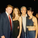 Ghislaine Maxwell (rechts neben Jeffrey Epstein, Melania und Donad Trump im Jahr 2000), die Partnerin des Sexhändlers Jeffrey Epstein, sitzt eine 20-jährige Haftstrafe ab. Zuletzt hatte Trumps Sprecherin Karoline Leavitt Mitte November gesagt, der Präsident erwäge keine Begnadigung. Dennoch halten sich Spekulationen, dass es womöglich anders kommt. Maxwell dürfte viel über Trumps mögliche Verstrickung in den Sexskandal rund um Epstein wissen. Vielleicht hilft ihr das irgendwann