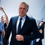 Dass eine Begnadigung Lohn für einen Gefallen ist, beweist der Fall Devon Archer. Der Geschäftsmann hatte einen Stamm amerikanischer Ureinwohner bei einem Finanzgeschäft übers Ohr gehauen und war zu einem Jahr Gefängnis und hohen Geldstrafen verurteilt worden. Was den Betrüger rettete: Er war ebenfalls ein Geschäftspartner von Hunter Biden und sagte im Prozess gegen ihn aus – das rechnete Trump ihm hoch an