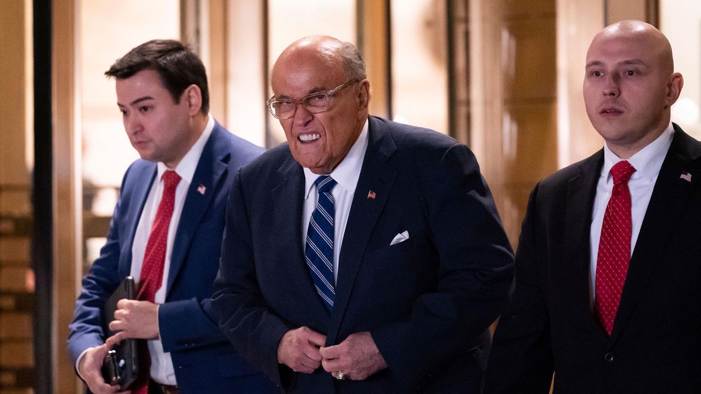 Rein symbolisch war die Begnadigung von Rudy Giuliani, ehemals Bürgermeister von New York und früher Trumps persönlicher Anwalt. Begnadigungen gelten nur für Bundesverbrechen, nicht für Anklagen oder Verurteilungen auf Bundesstaaten-Ebene. Giulani gehört zu einer Gruppe von 17 Personen (neben Trump selbst gehörte auch dessen ehemaliger Stabschef Mark Meadows dazu), die sich in Georgia wegen des Vorwurfs der versuchten Wadhlbeeinflussung 2020 verantworten sollten. Das Verfahren wurde eingestellt. Trumps symbolische Begnadigung soll seine Behauptung stützen, dass die Wahlen 2020 von Joe Biden und den Demokraten geklaut wurden