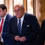 Rein symbolisch war die Begnadigung von Rudy Giuliani, ehemals Bürgermeister von New York und früher Trumps persönlicher Anwalt. Begnadigungen gelten nur für Bundesverbrechen, nicht für Anklagen oder Verurteilungen auf Bundesstaaten-Ebene. Giulani gehört zu einer Gruppe von 17 Personen (neben Trump selbst gehörte auch dessen ehemaliger Stabschef Mark Meadows dazu), die sich in Georgia wegen des Vorwurfs der versuchten Wadhlbeeinflussung 2020 verantworten sollten. Das Verfahren wurde eingestellt. Trumps symbolische Begnadigung soll seine Behauptung stützen, dass die Wahlen 2020 von Joe Biden und den Demokraten geklaut wurden