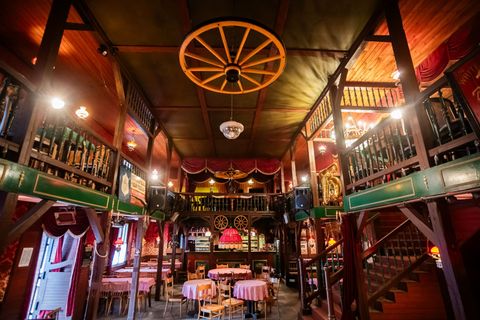 Auch dem Saloon in der Westernstadt Old Texas Town droht der Abriss. (Archivbild) Foto: Christoph Soeder/dpa