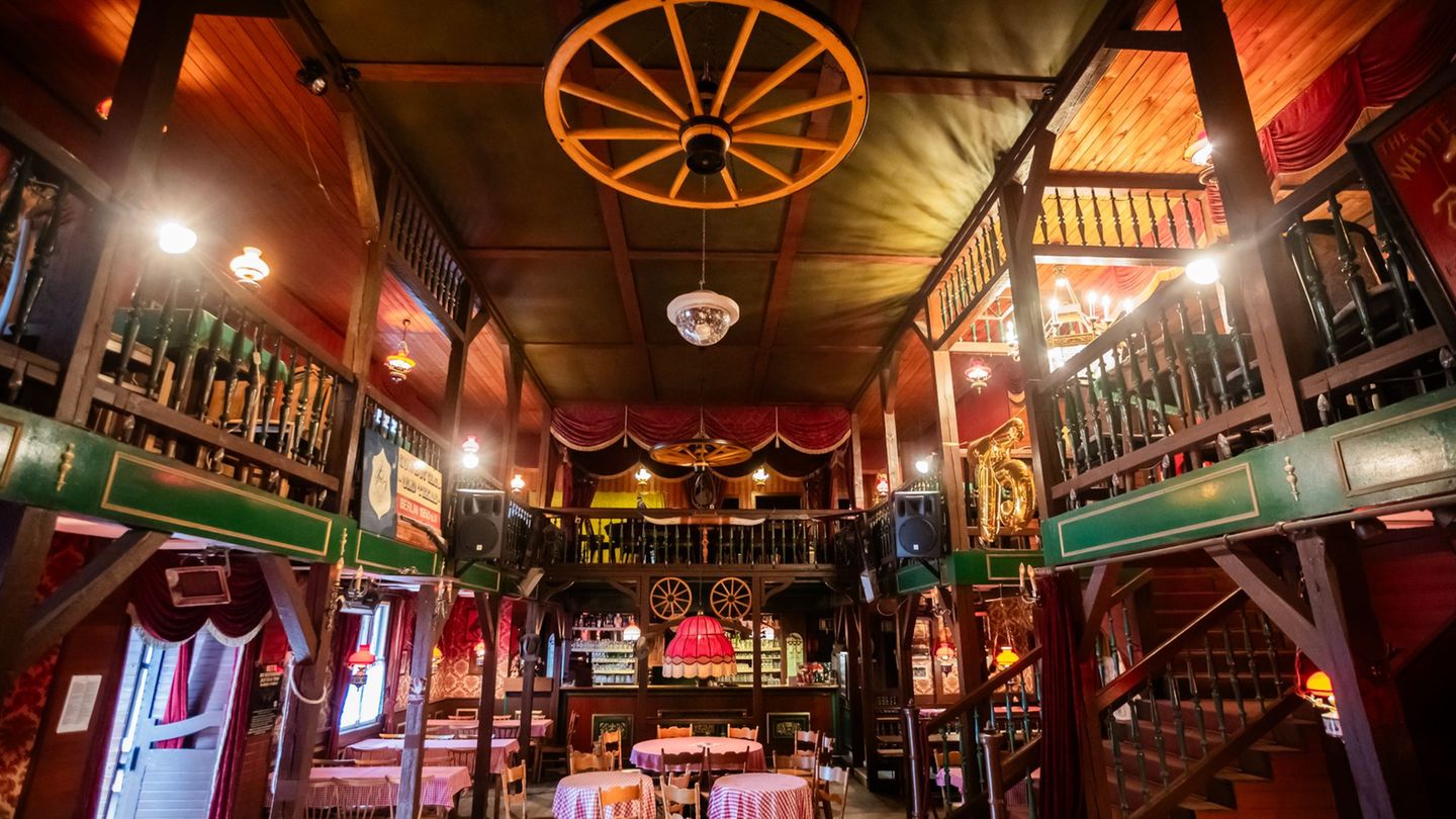 Auch dem Saloon in der Westernstadt Old Texas Town droht der Abriss. (Archivbild) Foto: Christoph Soeder/dpa