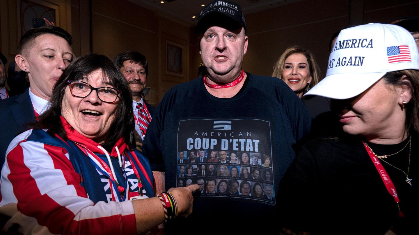 Gleich am ersten Tag im Oval Office machte Trump das Versprechen aus dem Wahlkampf wahr, dass er alle begnadigen werde, die wegen des Sturms auf das Kapitol am 6. Januar 2021 verurteilt worden waren. Dabei handelte es sich um rund 1500 Personen