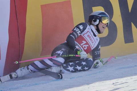 Lindsey Vonn blickt nach ihrer Sensationsfahrt in St. Moritz auf die Anzeigentafel. Foto: Luciano Bisi/AP/dpa