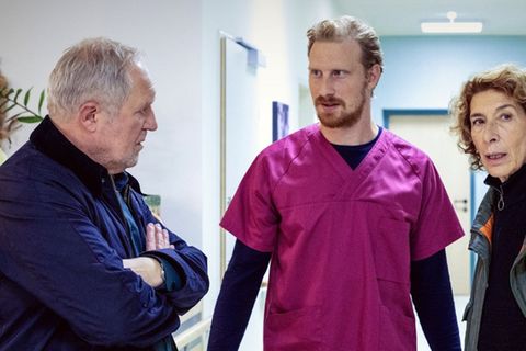 Harald Krassnitzer (l.) und Adele Neuhauser (hier mit Michael Edlinger) ermitteln im Wiener-"Tatort: Der Elektriker" in einem