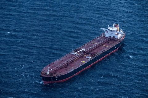 Der Problemtanker "Eventin" liegt seit Monaten vor der Küste Rügens. (Archivbild) Foto: Stefan Sauer/dpa