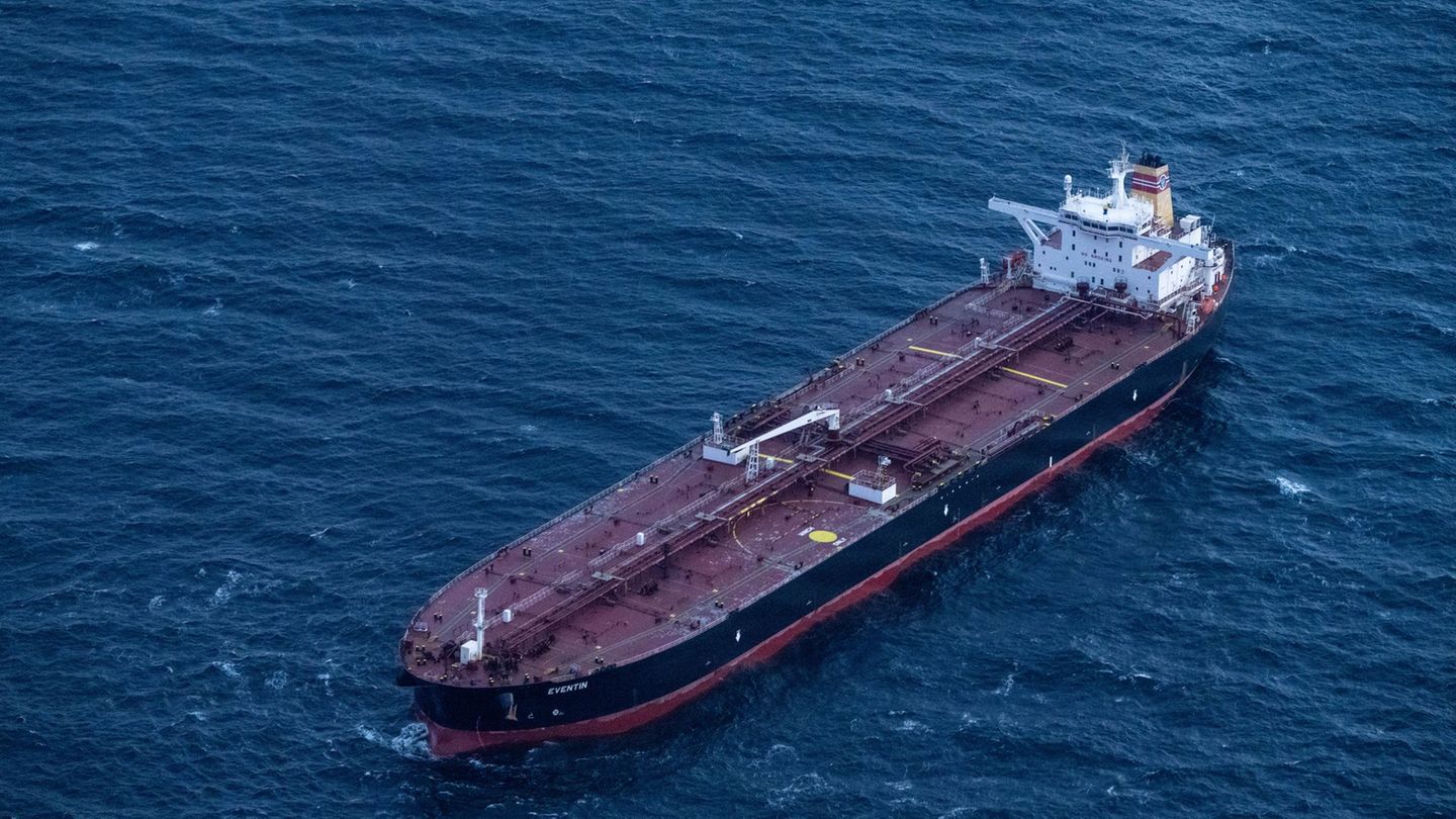 Der Problemtanker "Eventin" liegt seit Monaten vor der Küste Rügens. (Archivbild) Foto: Stefan Sauer/dpa