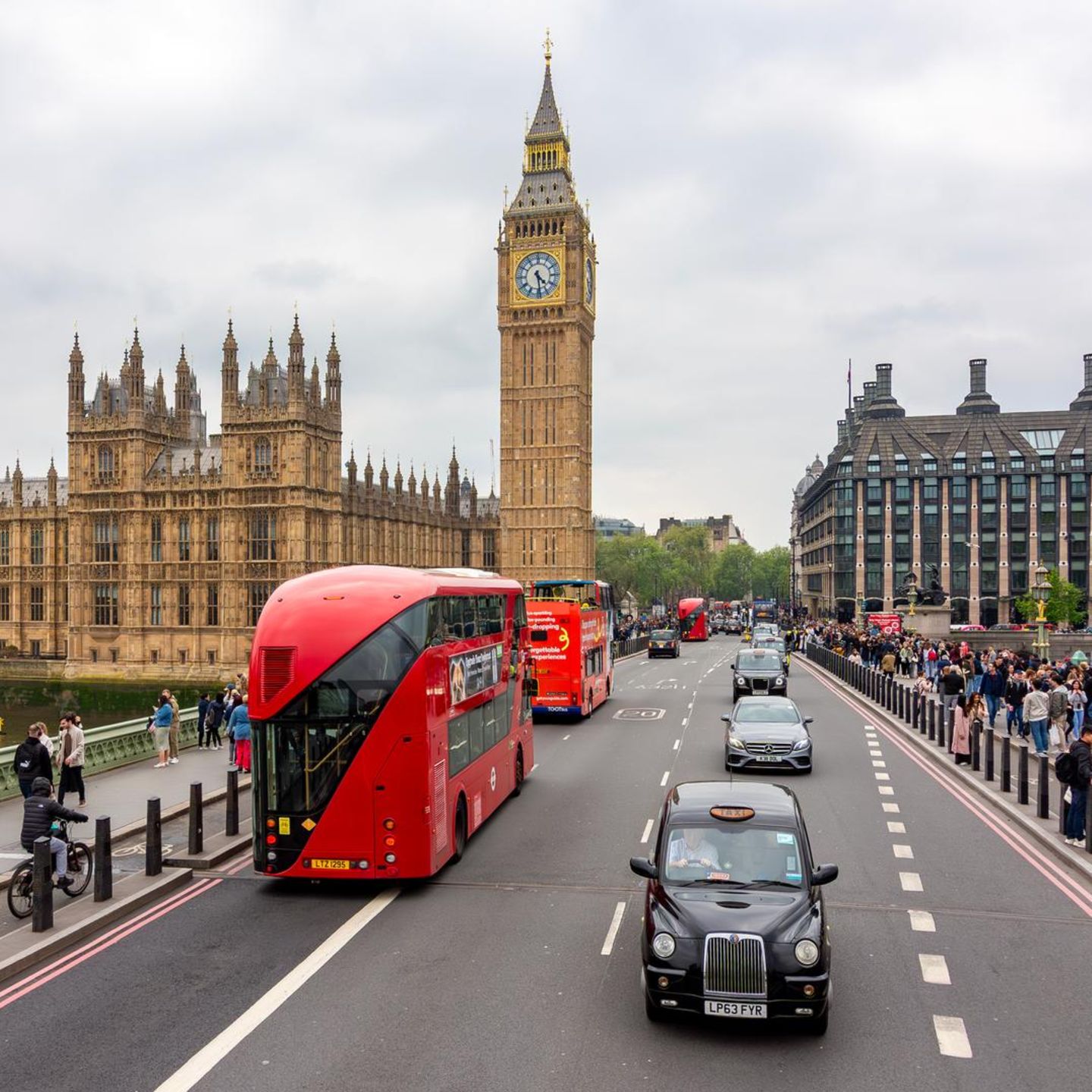 Linksverkehr in Großbritannien: Busse und Taxis fahren am Big Ben in London vorbei