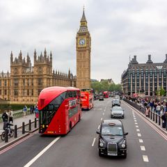 Linksverkehr in Großbritannien: Busse und Taxis fahren am Big Ben in London vorbei