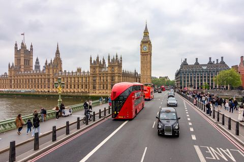 Linksverkehr in Großbritannien: Busse und Taxis fahren am Big Ben in London vorbei