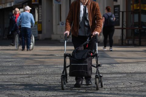 Viele pflegebedürftige Menschen werden von ihren Angehörigen versorgt. (Symbolbild) Foto: Fernando Gutierrez-Juarez/dpa