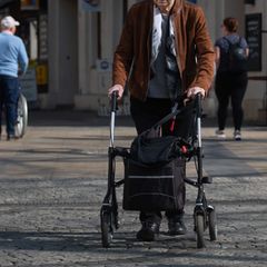 Viele pflegebedürftige Menschen werden von ihren Angehörigen versorgt. (Symbolbild) Foto: Fernando Gutierrez-Juarez/dpa