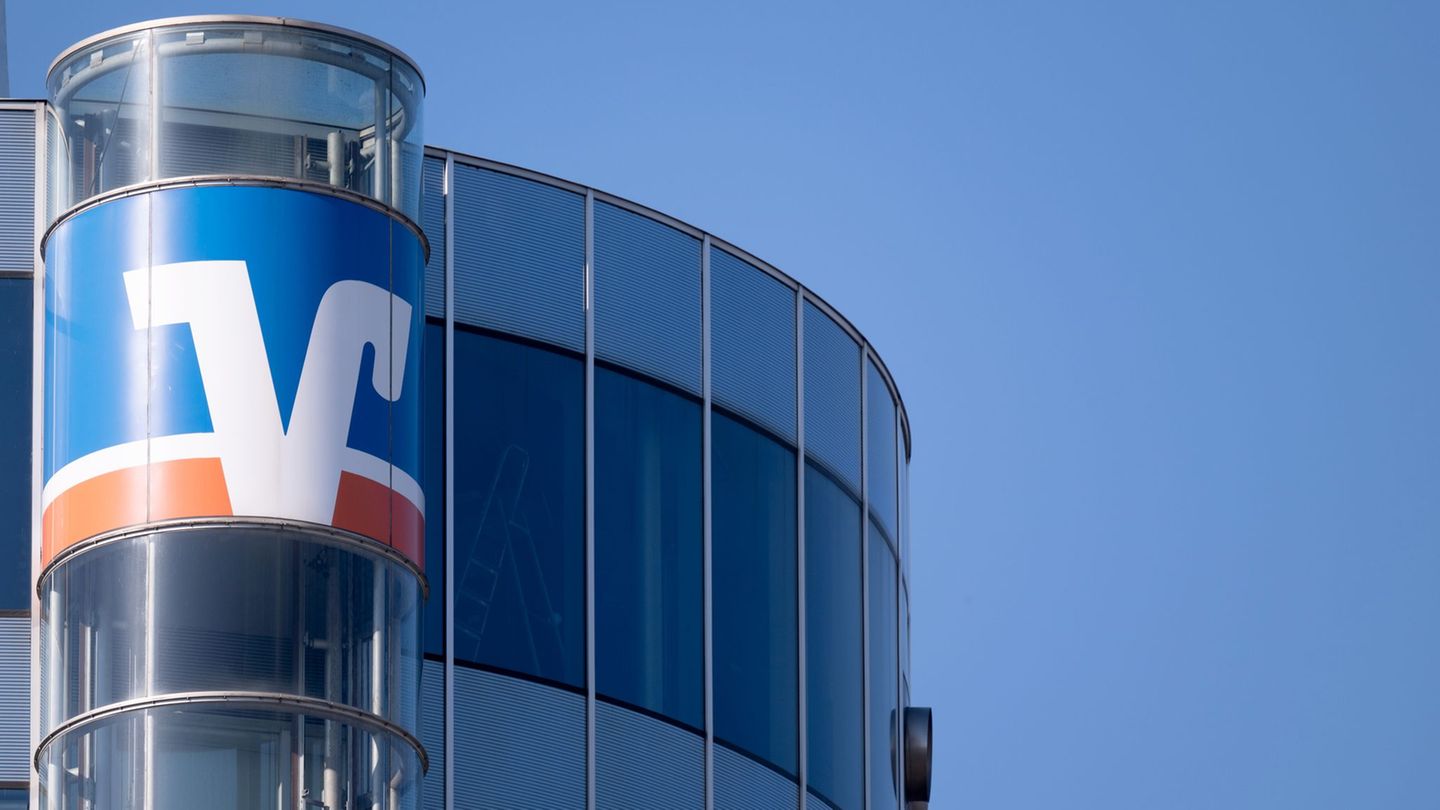 Kunden der Volksbanken können künftig in Geschäften mit dem iPhone bezahlen, ohne Apple Pay in Anspruch nehmen zu müssen. Foto: