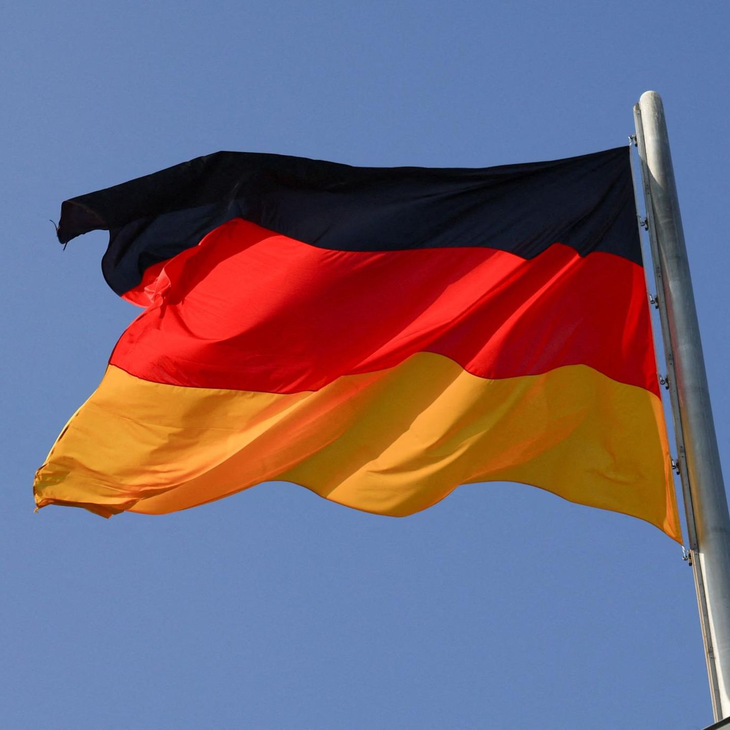 Deutsche Flagge am Reichstagsgebäude