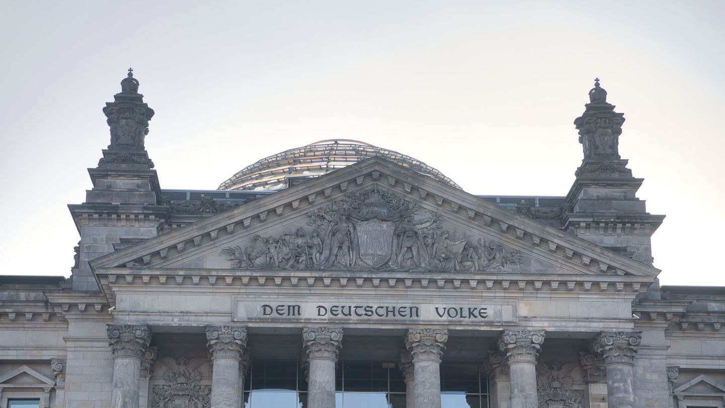 Im zurückliegenden Bundestagswahlkampf tauchten immer wieder Falschnachrichten auf. (Symbolbild) Foto: Paul Zinken/dpa