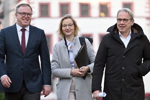 Mario Voigt (l, CDU), Ministerpräsident von Thüringen, Katja Wolf (BSW), Finanzministerin und stellvertretende Ministerpräsident