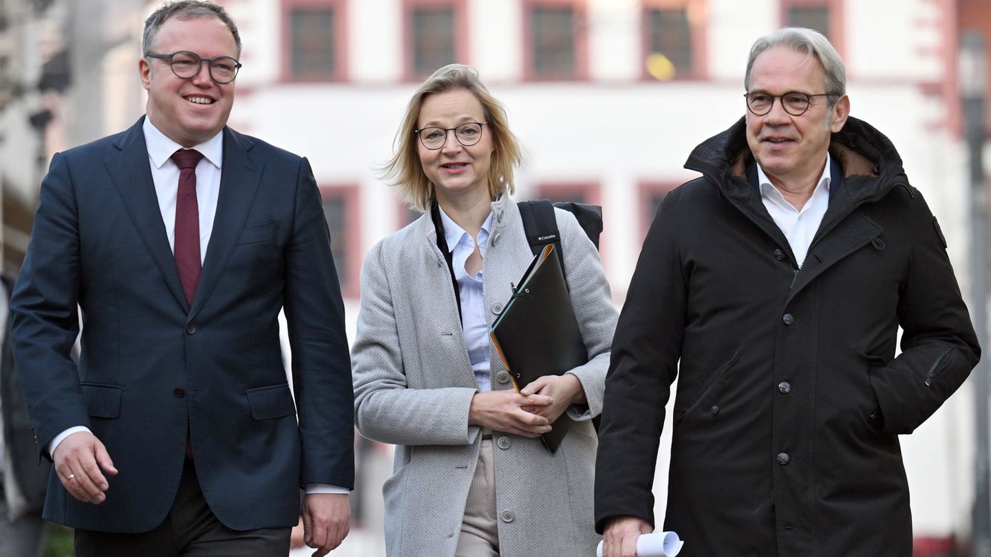Mario Voigt (l, CDU), Ministerpräsident von Thüringen, Katja Wolf (BSW), Finanzministerin und stellvertretende Ministerpräsident
