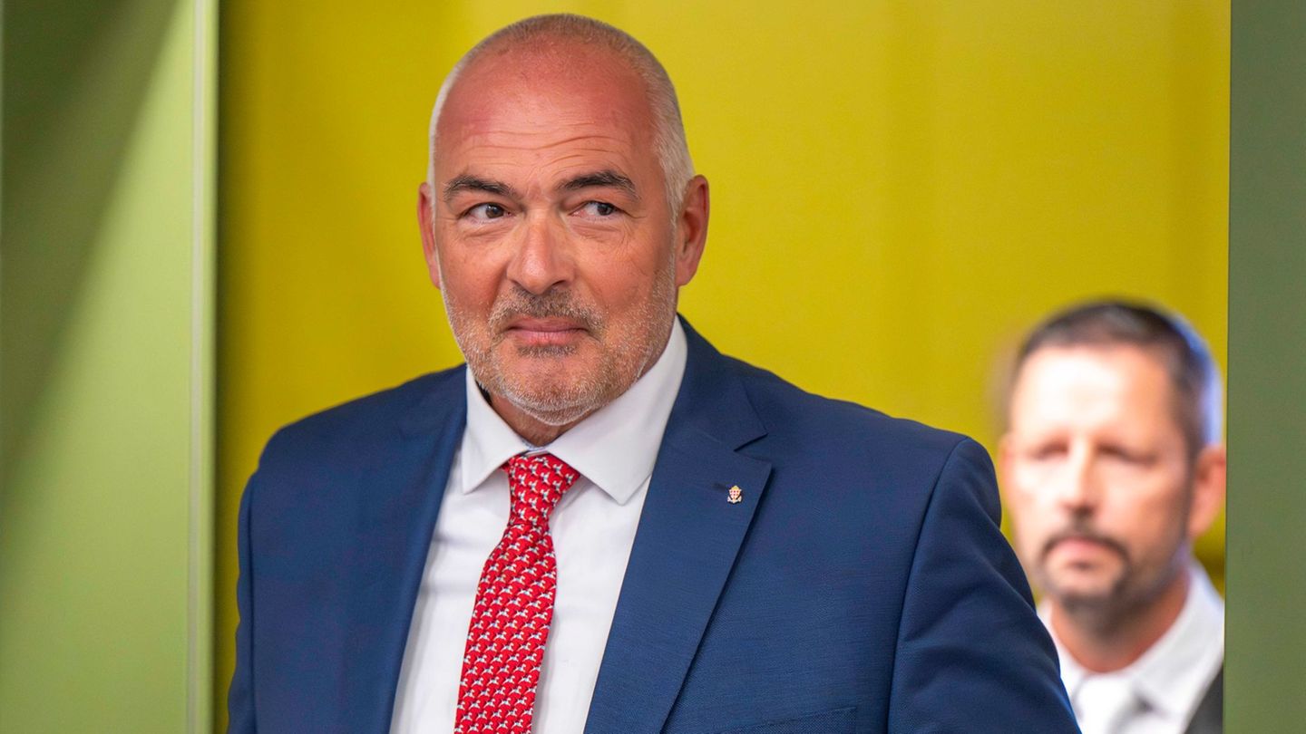 Steht erneut vor Gericht: der ehemalige CDU-Bundestagsabgeordnete Axel Fischer. (Archivbild) Foto: Peter Kneffel/dpa