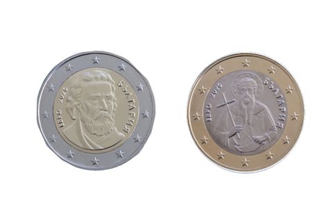 Auf den Rückseiten der bulgarischen Zwei- und Ein-Euro-Münzen sind der heilige Païssi von Hilandarund und Iwan Rilski mit Kreuz und Schriftrolle zu sehen.