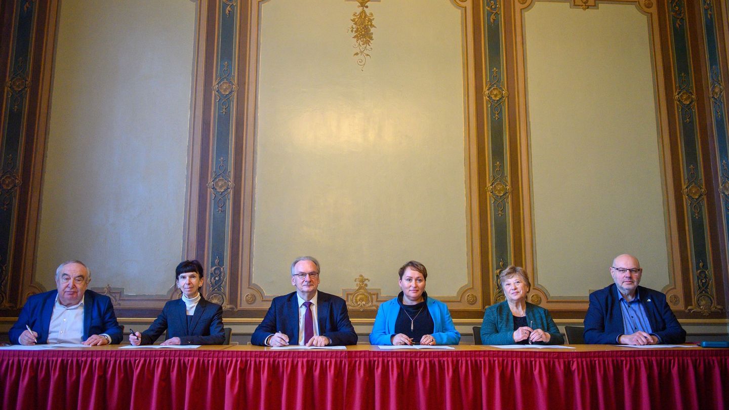 Ministerpräsident Haseloff (M) unterzeichnet in Magdeburg den neuen Staatsvertrag des Landes Sachsen-Anhalt mit der Jüdischen Ge