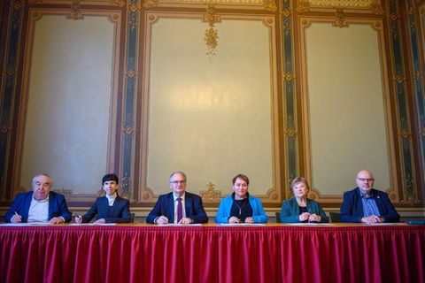 Ministerpräsident Haseloff (M) unterzeichnet in Magdeburg den neuen Staatsvertrag des Landes Sachsen-Anhalt mit der Jüdischen Ge