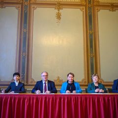 Ministerpräsident Haseloff (M) unterzeichnet in Magdeburg den neuen Staatsvertrag des Landes Sachsen-Anhalt mit der Jüdischen Ge