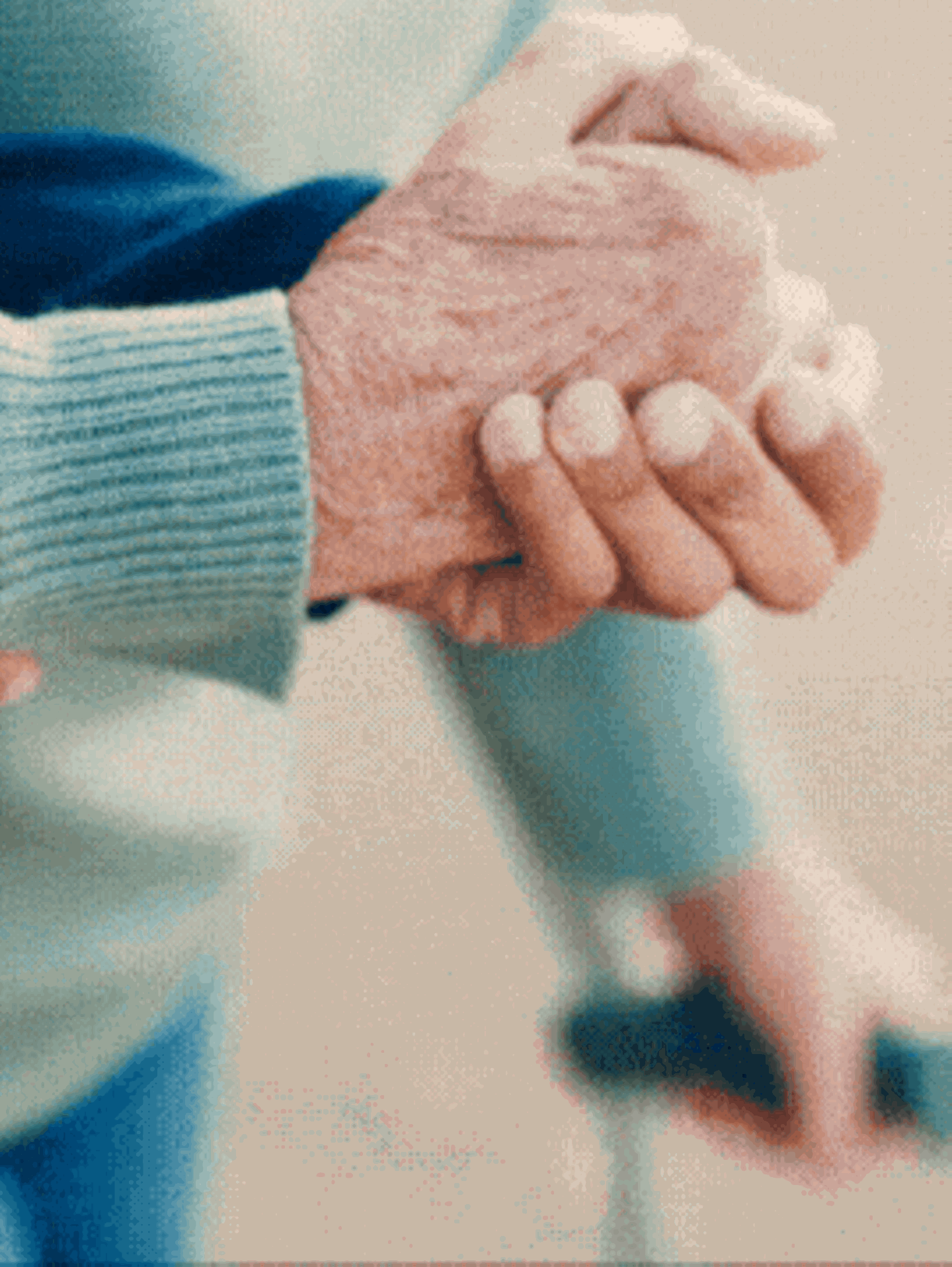 Pflegeversicherung: Stützende Hände helfen einer alten Person