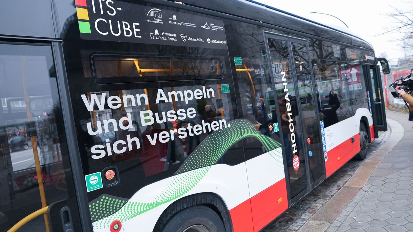 Seit 100 Jahren gibt es Ampeln in Hamburg - und bald sollen sie noch besser mit Bussen und Rettungsfahrzeugen sprechen können. F