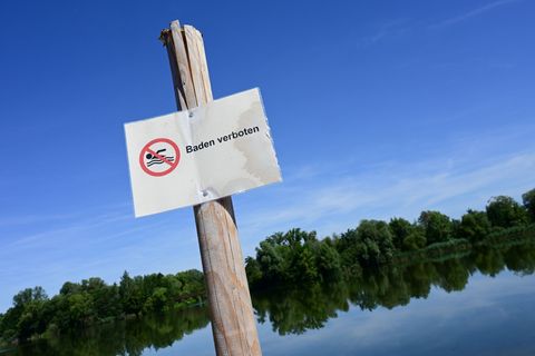 Im September wurde wegen zu vielen Fäkalkeimen Baden im Zusmarshauser Rothsee verboten. (Symbolbild) Foto: Uwe Zucchi/dpa