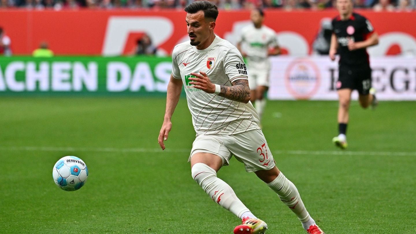 Über seine Augsburg-Rückkehr wird spekuliert: Stürmer Berisha. (Archivbild) Foto: Jan-Philipp Strobel/dpa