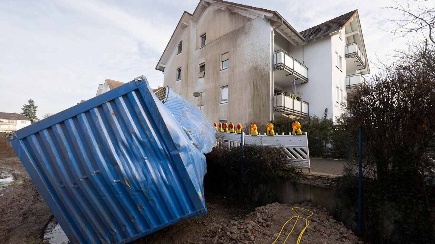 Die Container waren vor der Sprengung der Bombe durch den Kampfmittelräumdienst zum Schutz der Häuser aufgestellt worden. Die Wu