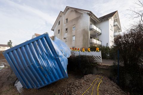 Die Container waren vor der Sprengung der Bombe durch den Kampfmittelräumdienst zum Schutz der Häuser aufgestellt worden. Die Wu