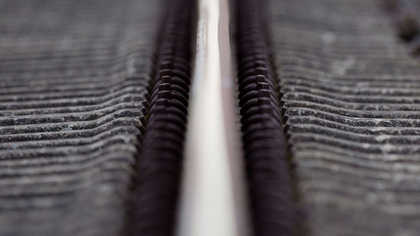 Bahnreisende müssen sich gedulden - die Strecke Bad Reichenhall-Berchtesgaden bleibt vorerst dicht. (Symbolbild) Foto: picture a