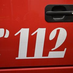 Die Feuerwehr schlug eine kleinere Scheibe ein. (Symbolbild) Foto: Felix Hörhager/dpa